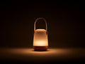 Lampada da scrivania portatile 18×18×32 cm - metallo marrone cognac e diffusore satinato - luce calda con maniglia ad arco per camera da letto